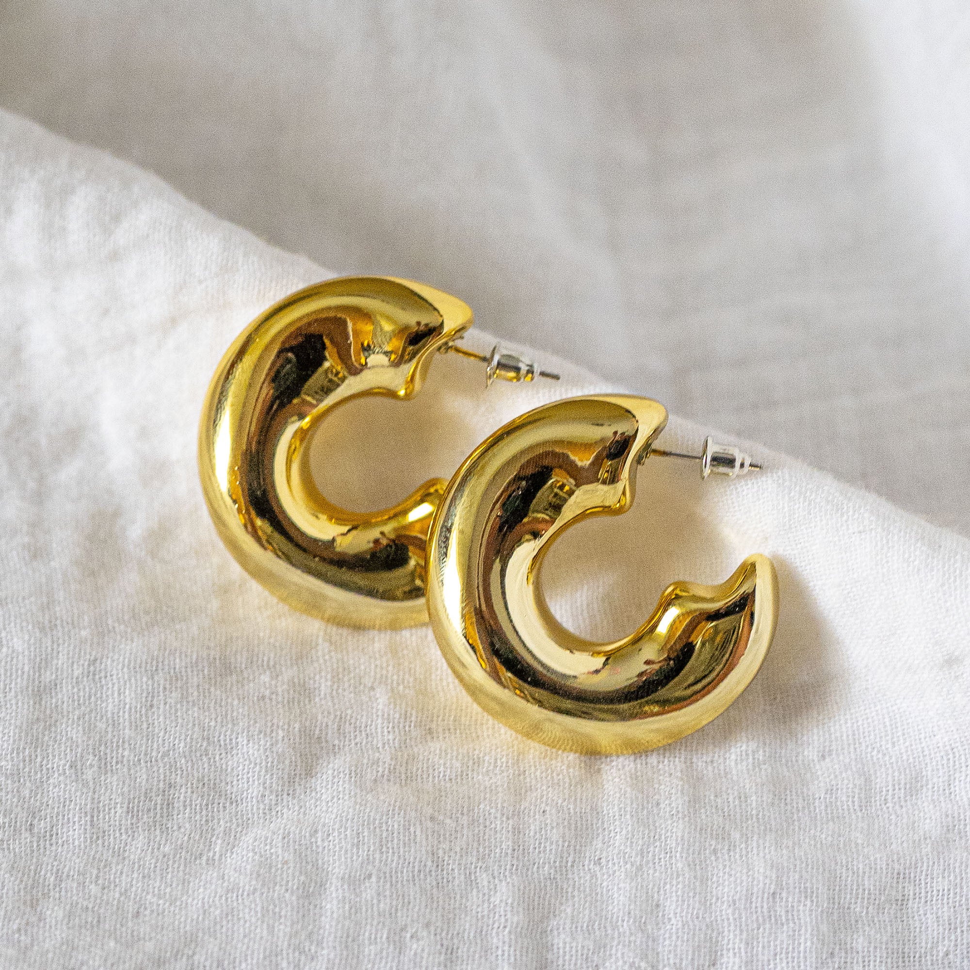 Chunky Wavy Hoop Earrings Gold